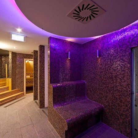 To Wellness Hotel Банк Экстерьер фото
