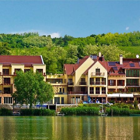 To Wellness Hotel Банк Экстерьер фото