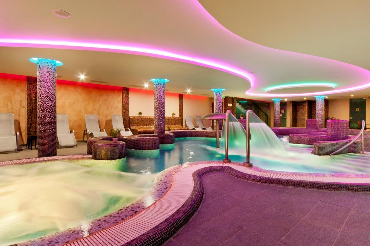 To Wellness Hotel Банк Экстерьер фото