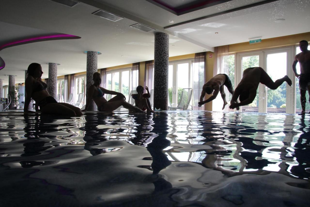 To Wellness Hotel Банк Экстерьер фото
