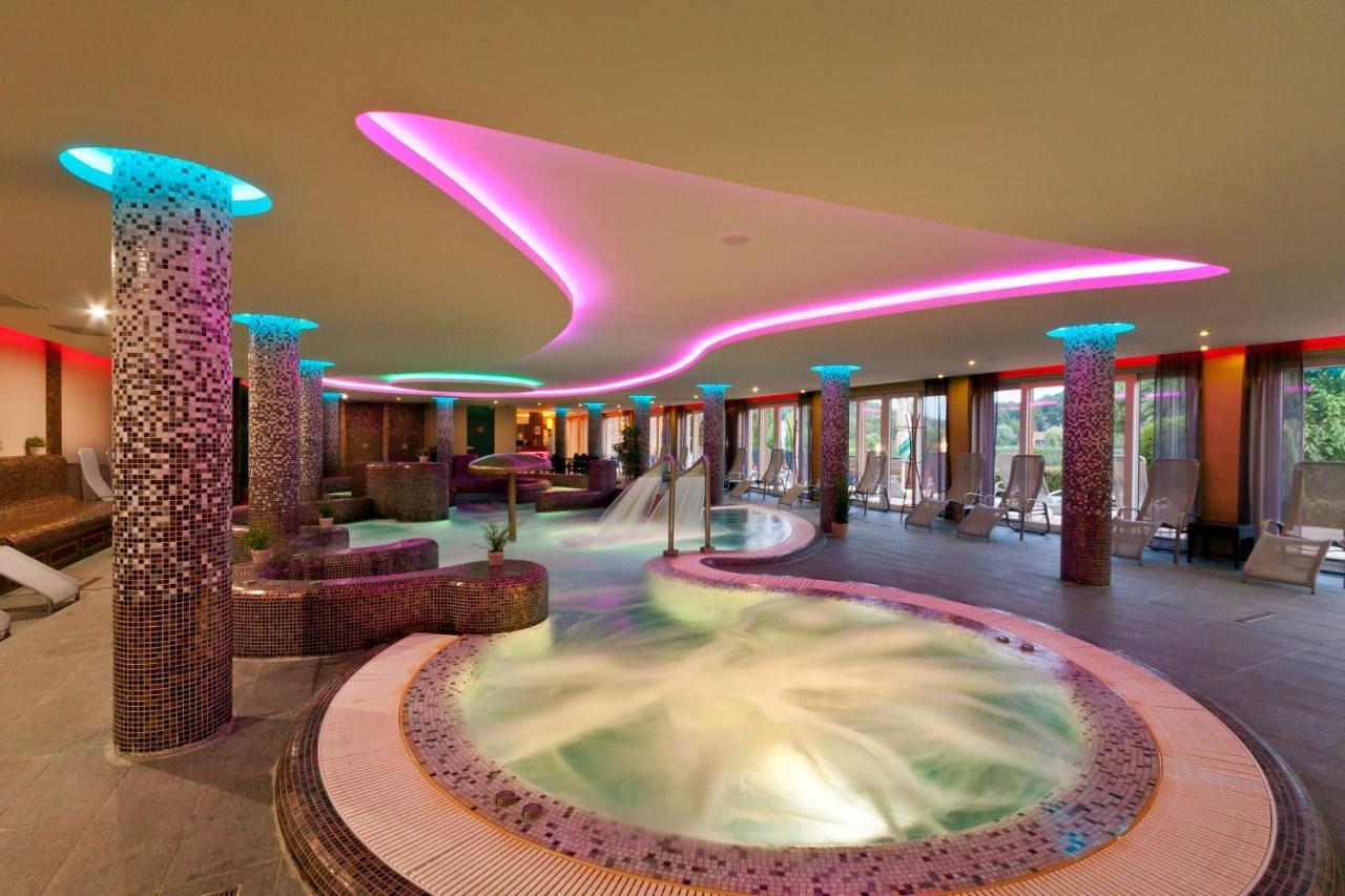 To Wellness Hotel Банк Экстерьер фото