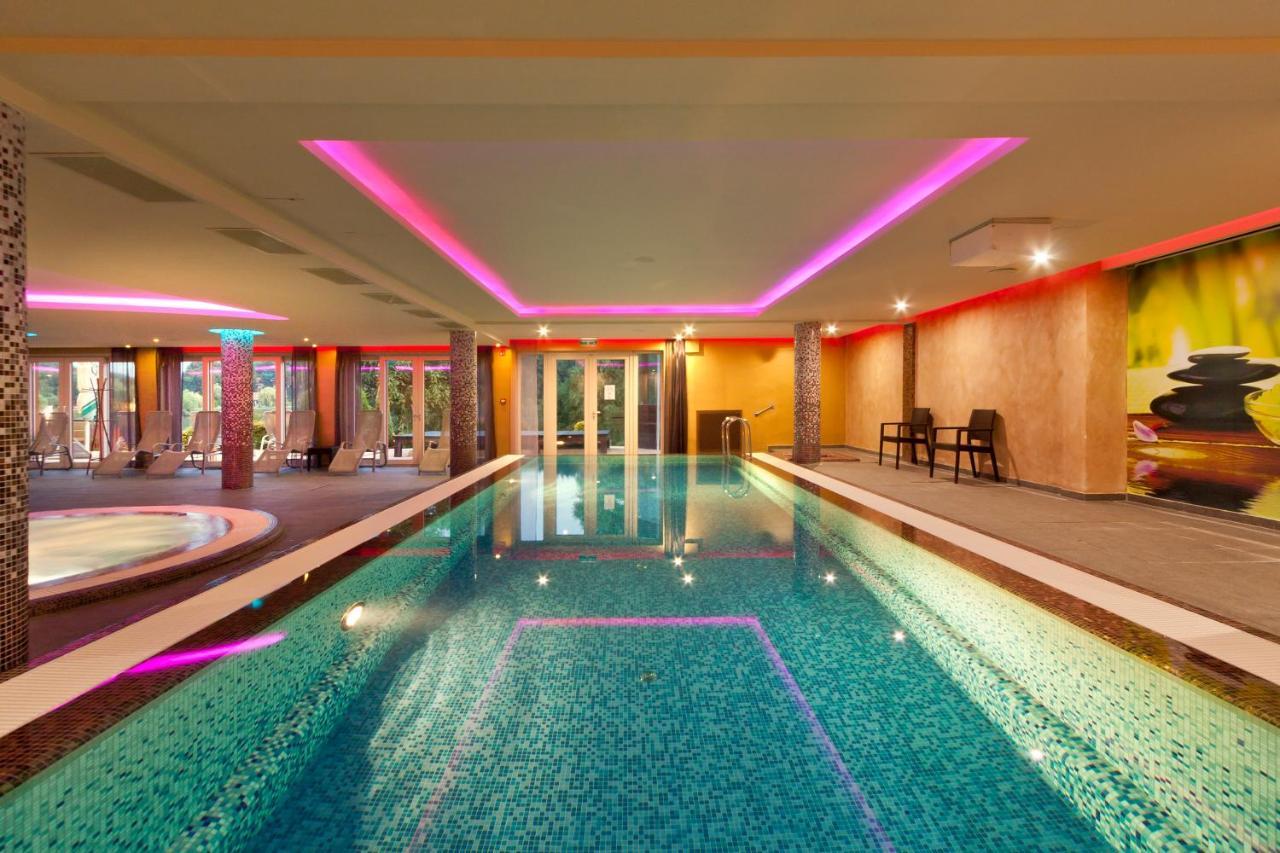 To Wellness Hotel Банк Экстерьер фото