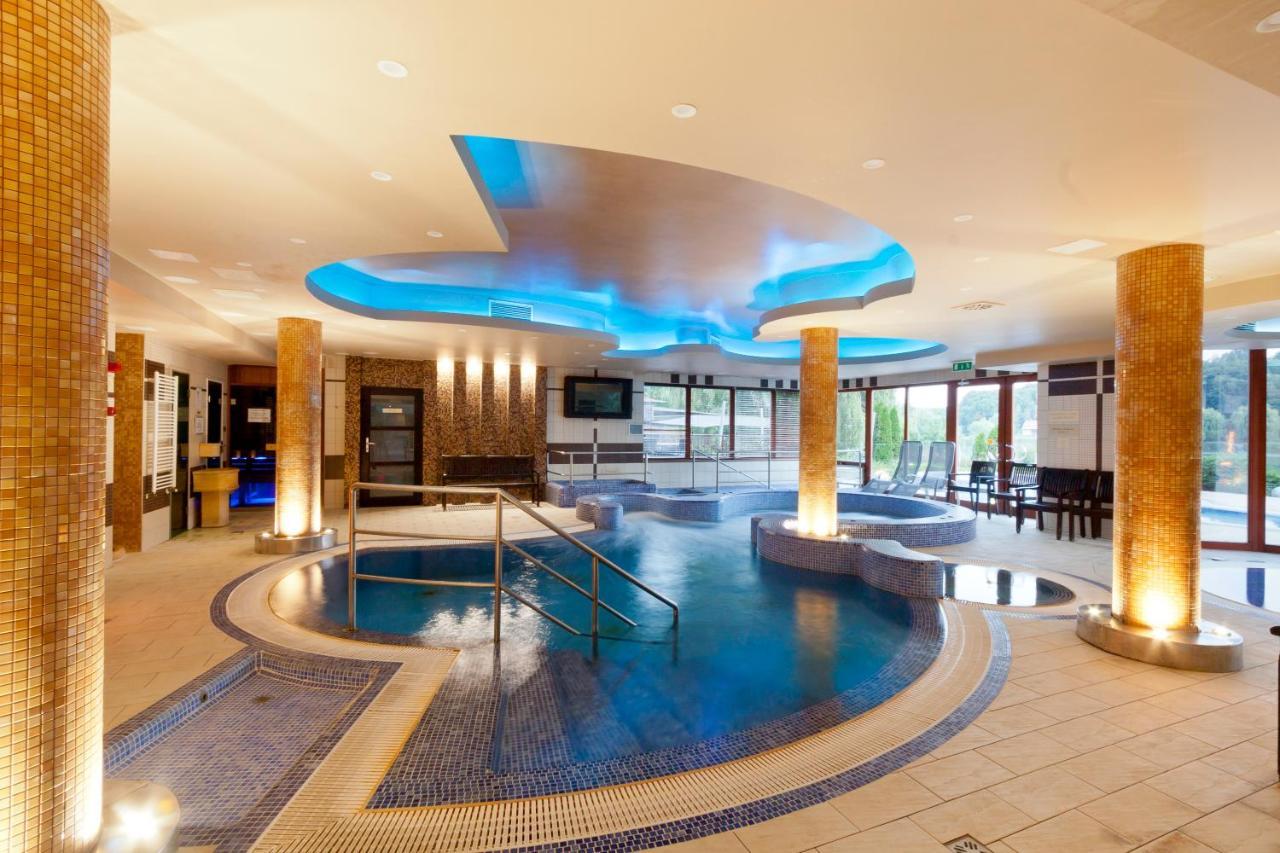 To Wellness Hotel Банк Экстерьер фото