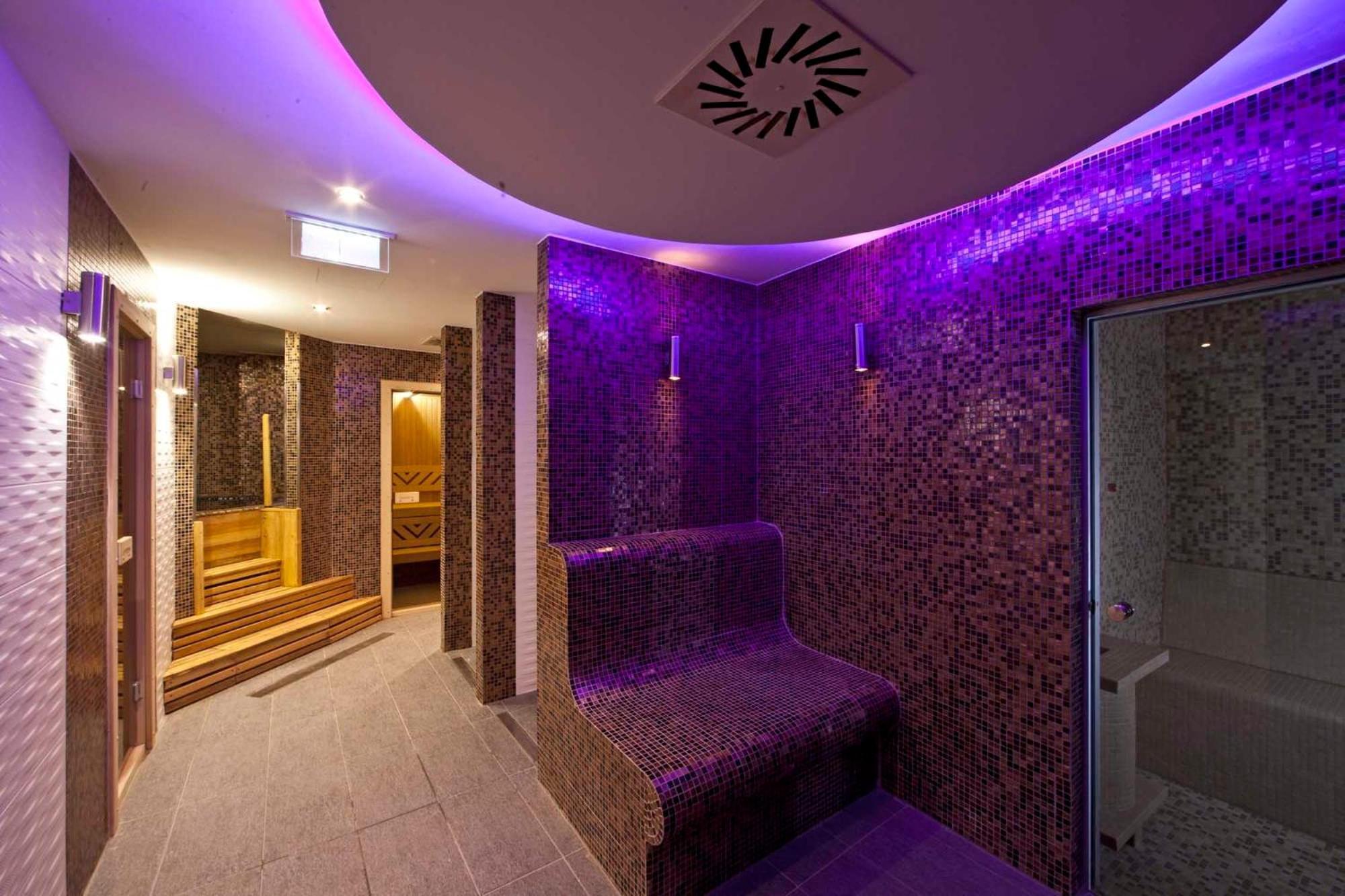 To Wellness Hotel Банк Экстерьер фото