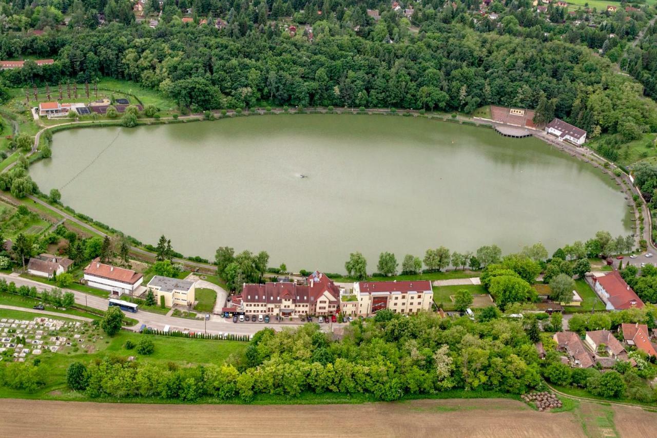 To Wellness Hotel Банк Экстерьер фото