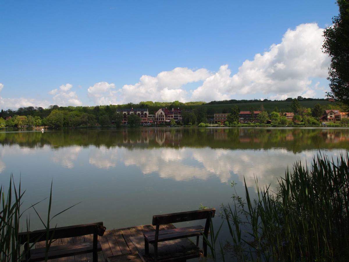 To Wellness Hotel Банк Экстерьер фото