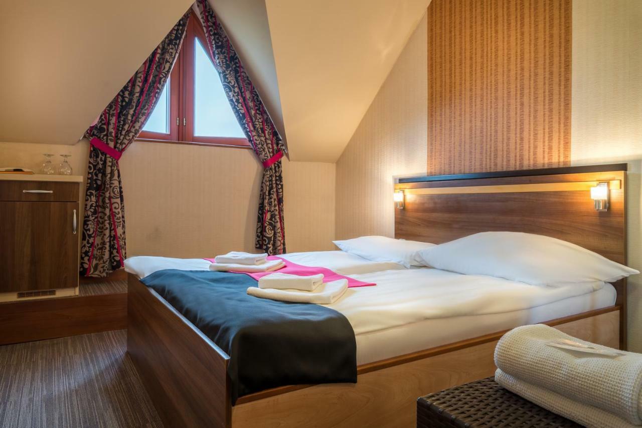 To Wellness Hotel Банк Экстерьер фото